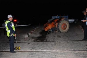 Trenin &ccedil;arptığı trakt&ouml;r s&uuml;r&uuml;c&uuml;s&uuml; ucuz kurtuldu