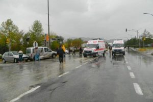 Ambulans kamyonete &ccedil;arptı!