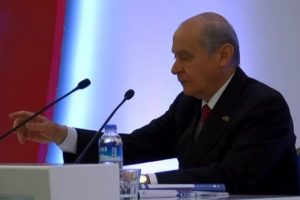Bah&ccedil;eli &ouml;fkelendi: "Kaldırın bunları"