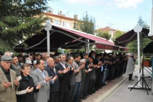 Eşi doğum g&uuml;n&uuml;nde &ouml;ld&uuml;rm&uuml;şt&uuml;...