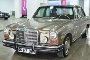 Klasik otomobiller m&uuml;zayedede