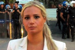 İran asıllı gazeteci kazada &ouml;ld&uuml;