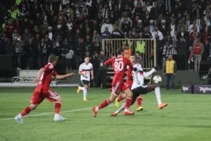 Zirveyi bırakmadı