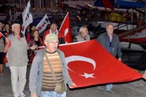 Bodrum'da bayrağa saygı y&uuml;r&uuml;y&uuml;ş&uuml;