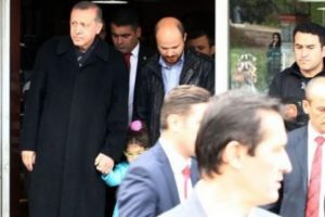 Erdoğan, oğlu ve torunuyla market alışverişinde