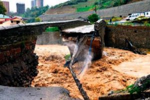 Sağanak yağış k&ouml;pr&uuml;leri yıktı