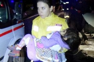Minib&uuml;s ile otomobil &ccedil;arpıştı: 6 yaralı