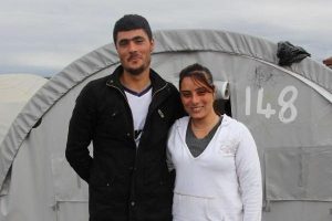 Şengal'den ka&ccedil;tılar, Batman'da &ccedil;adırda evlendiler