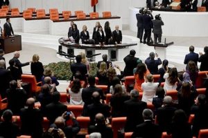 Vekiller bu yıl &ccedil;i&ccedil;ek ve bahşişe 101 milyon harcadı