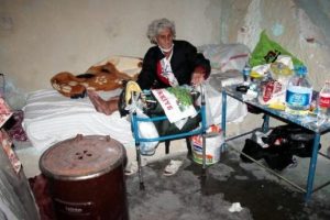 Kızı tarafından parka terk edilen kadın yaşam m&uuml;cadelesi veriyor!