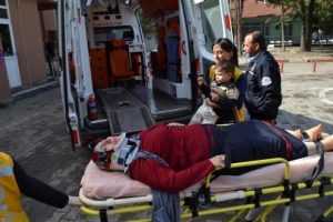 Bursa'da, elinde şeker kazada yaralanan annesine ağladı