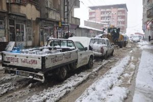 Y&uuml;ksekova'da yoğun kar, k&ouml;y yollarını kapattı