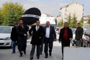 CHP'den adliye &ouml;n&uuml;ne siyah &ccedil;elenk