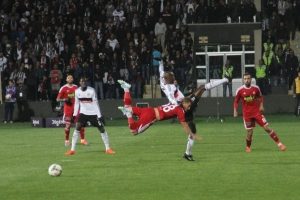 Kartal Demba Ba ile u&ccedil;tu