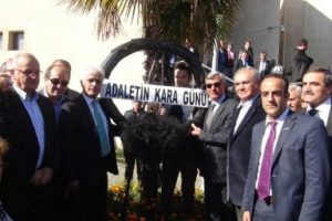 CHP Bursa İl &Ouml;rg&uuml;t&uuml;'nden adliye &ouml;n&uuml;nde siyah &ccedil;elenkli protesto