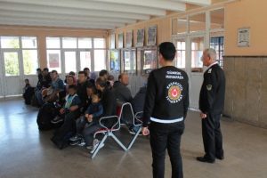 48 ka&ccedil;ak g&ouml;&ccedil;men yakalandı