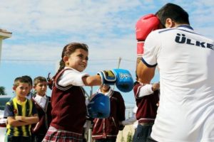 İlk kez tenis oynayıp, boks yaptılar