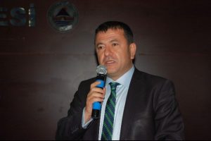 A&ccedil;tı ağzını yumdu g&ouml;z&uuml;n&uuml;
