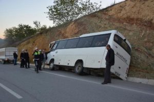 İş&ccedil;i taşıyan minib&uuml;s yan yattı