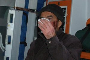 Hırsız ev sahibini sopayla...