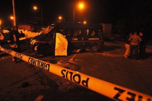 Askeri ara&ccedil; otomobille &ccedil;arpıştı: 1 şehit, 5 yaralı