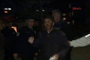 Kar maskeli hırsız ev sahibini d&ouml;vd&uuml;