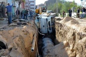 Kamyon kanalizasyon kazısı &ccedil;ukuruna d&uuml;şt&uuml;