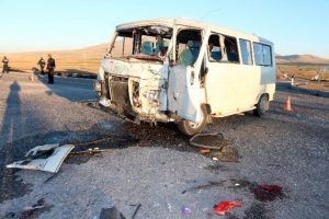 TIR ile minib&uuml;s &ccedil;arpıştı: 14 yaralı
