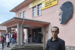 Matematik &ouml;ğretmeni oldu, okulda hizmetli olarak &ccedil;alışıyor