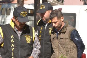 K&ouml;p&uuml;k doldurduğu kartonları ger&ccedil;ek sigara diye sattı