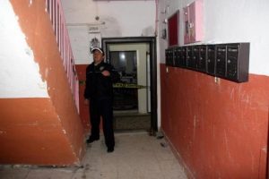 Eşini av t&uuml;feği ile ağır yaraladı