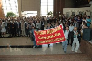 Pankart a&ccedil;an avukatlara beraat