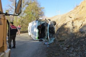 &Ouml;ğrenci servisi devrildi: 15 yaralı
