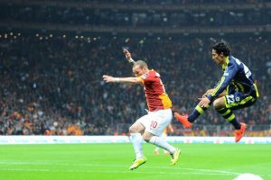 Alves Sneijder'a de tekme atmış!