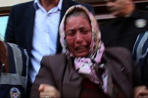 Evlat katili anne cezaevine giderken g&ouml;zyaşı d&ouml;kt&uuml;