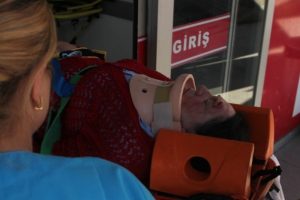 Otomobilin &ccedil;arptığı kadın havada u&ccedil;tu