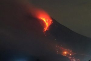 Sinabung Yanardağı'ndan lav akmaya başladı