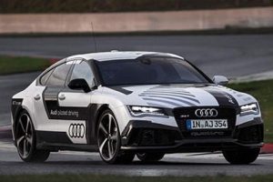 S&uuml;r&uuml;c&uuml;s&uuml;z otomobil Formula 1 pistinde