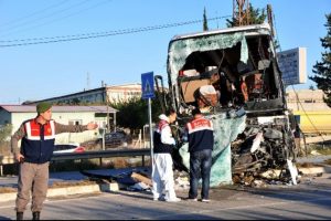 Yolcu otob&uuml;s&uuml;yle kamyon &ccedil;arpıştı: 2 &ouml;l&uuml;, 16 yaralı