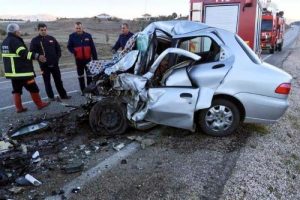 Kamyonetle &ccedil;arpışan otomobil 2 gence mezar oldu...