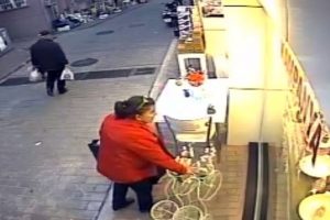S&uuml;s bisikletini &ccedil;alarken kameralara yakalandı