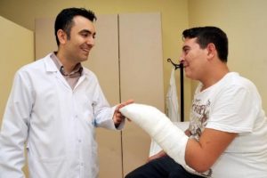 Kopmak &uuml;zere olan eli 7 saatte dikildi