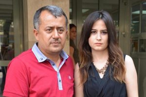 Sa&ccedil; rengi mağduru Pelin, 350 bin lira tazminat istiyor