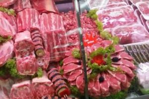Kurbanlık etlerin t&uuml;kenmesi kasapları sevindiriyor