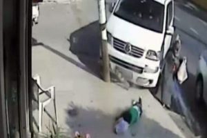 K&uuml;&ccedil;&uuml;k kız bacağından oldu
