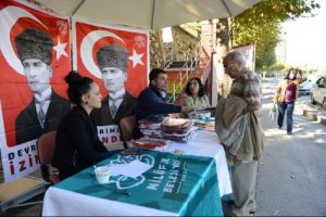 Nil&uuml;fer'de Cumhuriyet bayramı i&ccedil;in 60 bayrak dağıtılıyor