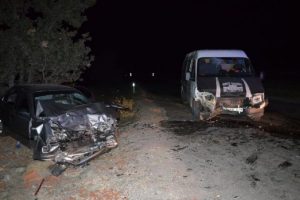 Minib&uuml;s ile otomobil &ccedil;arpıştı: 6 yaralı