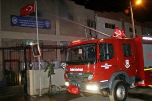 Ka&ccedil;aklar iki koğuşu ateşe verdi