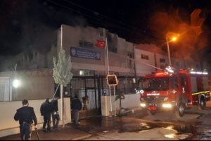 Ka&ccedil;ak g&ouml;&ccedil;menler binayı yine ateşe verdi