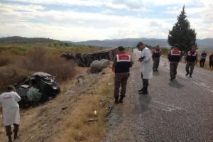 TIR ile &ccedil;arpışan otomobilde 3 &ouml;l&uuml;